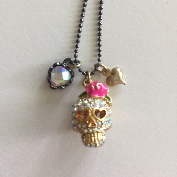 Betsey Johnson skull pendant necklace